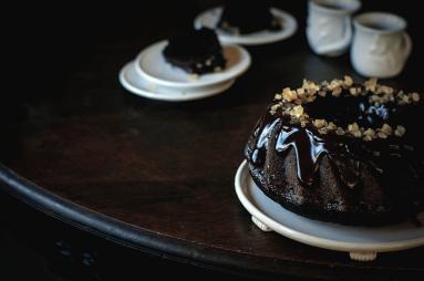 Zdjęcie - Babka czekoladowa z kawą i kardamonem - Chocolate bundt cake with coffee and cardamon - Przepisy kulinarne ze zdjęciami