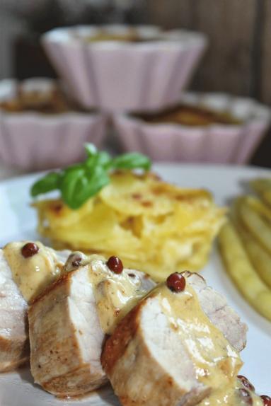 Zdjęcie - Polędwiczka wieprzowa w sosie miodowo-musztardowym z różowym pieprzem - Przepisy kulinarne ze zdjęciami