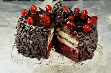 Zdjęcie - Pyszny tort czekoladowy z bitą śmietaną. - Przepisy kulinarne ze zdjęciami