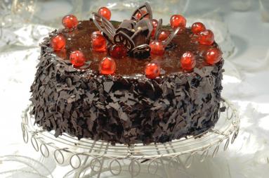 Zdjęcie - Pyszny tort czekoladowy z bitą śmietaną. - Przepisy kulinarne ze zdjęciami