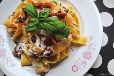 Zdjęcie - Tagliatelle z ricottą, suszonymi pomidorami i kaparami - Przepisy kulinarne ze zdjęciami
