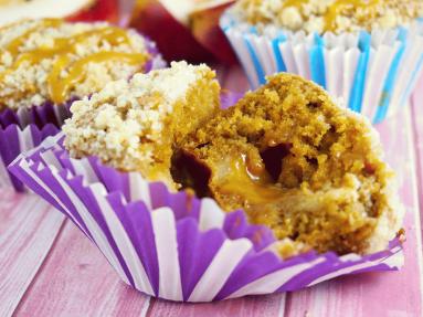 Zdjęcie - Muffiny z karmelem, jabłkami i kruszonką/Caramel apple muffins with streusel - Przepisy kulinarne ze zdjęciami