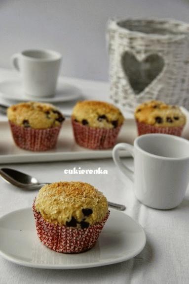 Zdjęcie - Kokosowe muffinki z czekoladowymi groszkami - Przepisy kulinarne ze zdjęciami