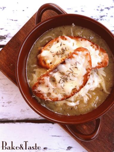 Zdjęcie - Zupa cebulowa z grzankami i serem - Przepisy kulinarne ze zdjęciami