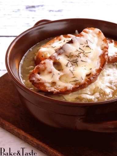 Zdjęcie - Zupa cebulowa z grzankami i serem - Przepisy kulinarne ze zdjęciami