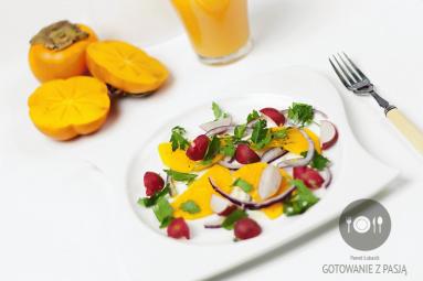 Zdjęcie - Sałatka z owoców khaki, rzodkiewki i natki pietruszki polana oliwą z  oliwek - Przepisy kulinarne ze zdjęciami