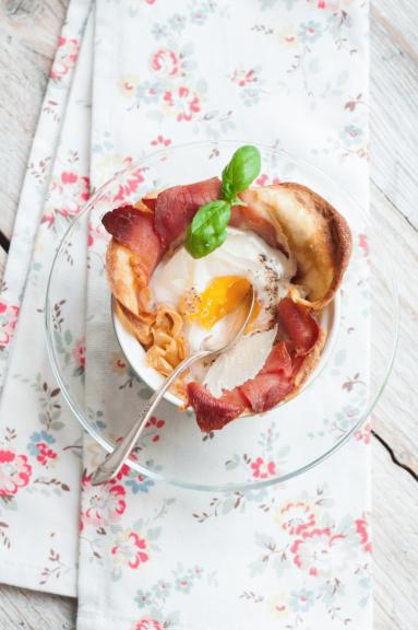 Zdjęcie - Jajka z szynką zapiekane w naleśnikach - Przepisy kulinarne ze zdjęciami