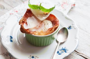 Zdjęcie - Jajka z szynką zapiekane w naleśnikach - Przepisy kulinarne ze zdjęciami