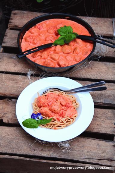 Zdjęcie - Pełnoziarniste spaghetti z mięsnymi pulpecikami w sosie pomidorowo-śmietanowym - Przepisy kulinarne ze zdjęciami