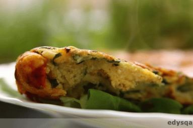Zdjęcie - Omlet bezglutenowy ze szpinakiem i oliwkami z mąki z ciecierzycy - Przepisy kulinarne ze zdjęciami