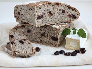 Zdjęcie - Chleb z kozim serem i żurawiną na zakwasie żytnim - Przepisy kulinarne ze zdjęciami