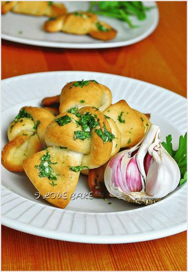 Zdjęcie - Czosnkowe supełki ( garlic knots ) – przepis - Przepisy kulinarne ze zdjęciami