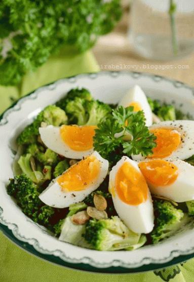 Zdjęcie - Sałatka brokułowa z jajkami - Przepisy kulinarne ze zdjęciami