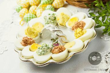 Zdjęcie - Jajka w trójkolorowym nadzieniu - Przepisy kulinarne ze zdjęciami