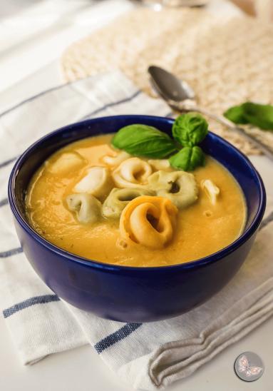 Zdjęcie - Warzywna zupa-krem z tortellini - Przepisy kulinarne ze zdjęciami