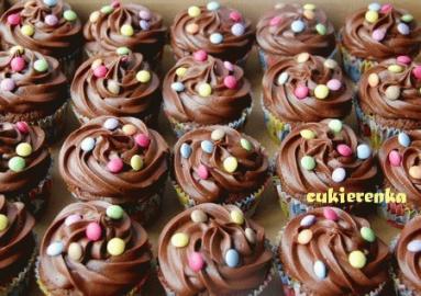 Zdjęcie - Pyszne czekoladowe babeczki pod czekoladowym kremem - Przepisy kulinarne ze zdjęciami