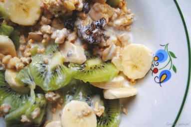 Zdjęcie - Crunchy z maślanką,  bananem, kiwi i miodem - Przepisy kulinarne ze zdjęciami