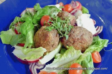 Zdjęcie - Pulpety mięsne podane na sałacie z sosem czosnkowym - Przepisy kulinarne ze zdjęciami