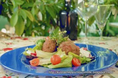 Zdjęcie - Pulpety mięsne podane na sałacie z sosem czosnkowym - Przepisy kulinarne ze zdjęciami