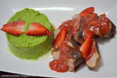 Zdjęcie - Pierś z kaczki w sosie truskawkowym - Przepisy kulinarne ze zdjęciami