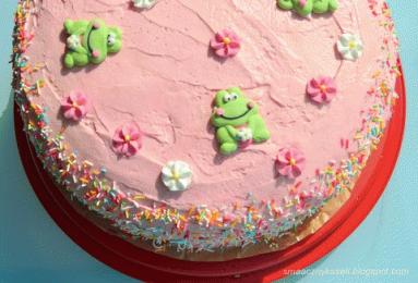 Zdjęcie - Różowy tort z wiśniami - Przepisy kulinarne ze zdjęciami