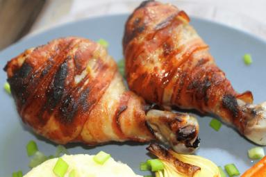Zdjęcie - Pieczone podudzia kurczaka z bekonem i puree z selera i ziemniaków - Przepisy kulinarne ze zdjęciami