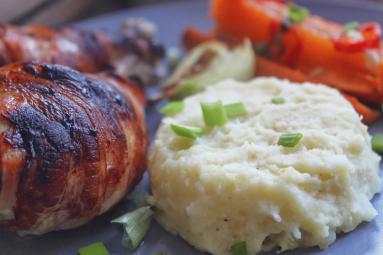 Zdjęcie - Pieczone podudzia kurczaka z bekonem i puree z selera i ziemniaków - Przepisy kulinarne ze zdjęciami