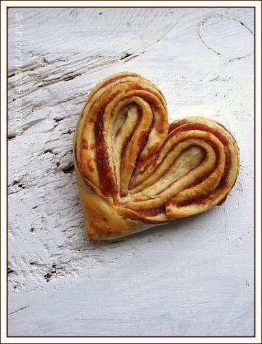 Zdjęcie - Drożdżowe serca z marmoladą - Przepisy kulinarne ze zdjęciami