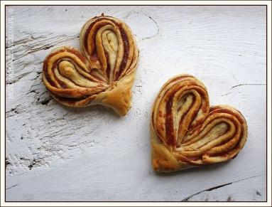 Zdjęcie - Drożdżowe serca z marmoladą - Przepisy kulinarne ze zdjęciami
