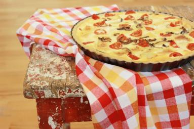 Zdjęcie - Tarta z bakłażanem, camembertem i pomidorkami - Przepisy kulinarne ze zdjęciami