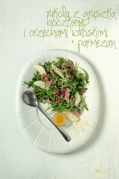Zdjęcie - Sałata z gruszką, boczkiem i włoskimi orzechami - Pear and bacon arugula salad with walnuts and parmesan - Przepisy kulinarne ze zdjęciami