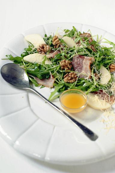 Zdjęcie - Sałata z gruszką, boczkiem i włoskimi orzechami - Pear and bacon arugula salad with walnuts and parmesan - Przepisy kulinarne ze zdjęciami