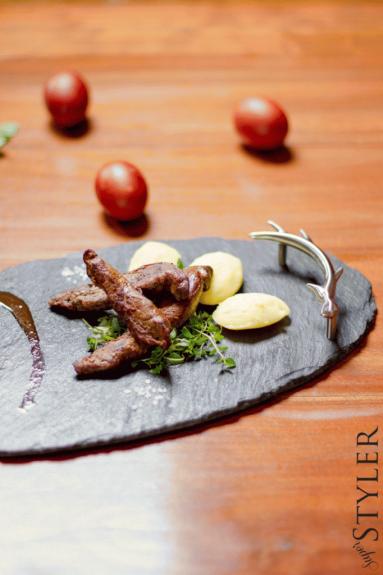 Zdjęcie - Polędwiczki z sarny z żurawiną - Przepisy kulinarne ze zdjęciami