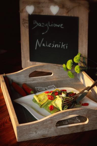 Zdjęcie - Naleśniki bazyliowe ze szpinakiem, łososiem i chilli - Przepisy kulinarne ze zdjęciami