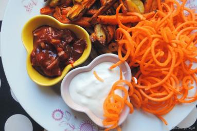 Zdjęcie - Frytki z marchwi i ziemniaków z białym i czerwonym sosem - Przepisy kulinarne ze zdjęciami