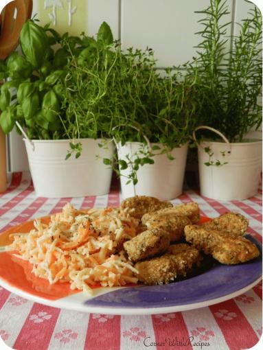 Zdjęcie - Kurczak w owsianej panierce z surówką z selera i marchewki - Przepisy kulinarne ze zdjęciami