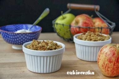 Zdjęcie - Apple crumble, czyli zapiekane jabłka pod owsiąną kruszonką - Przepisy kulinarne ze zdjęciami