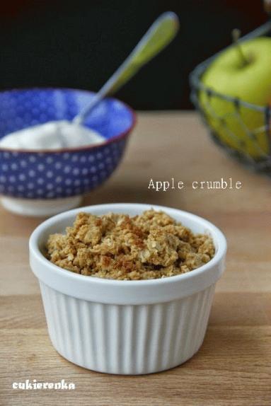 Zdjęcie - Apple crumble, czyli zapiekane jabłka pod owsiąną kruszonką - Przepisy kulinarne ze zdjęciami