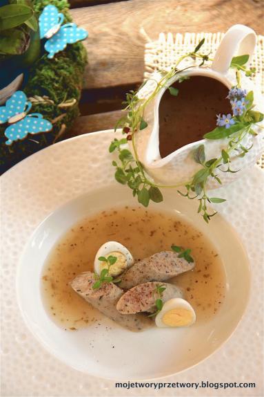 Zdjęcie - Żurek na białej parzonej z przepiórczym jajem - Przepisy kulinarne ze zdjęciami