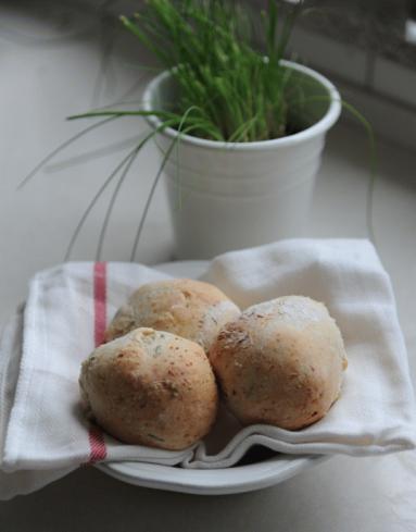 Zdjęcie - Wiosenne bułeczki z twarożkiem i ze szczypiorkiem - Przepisy kulinarne ze zdjęciami