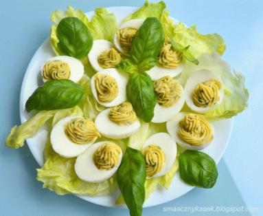 Zdjęcie - Bazyliowe jajka - Przepisy kulinarne ze zdjęciami