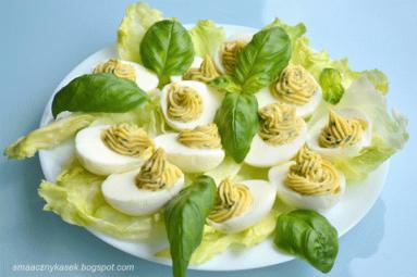 Zdjęcie - Bazyliowe jajka - Przepisy kulinarne ze zdjęciami