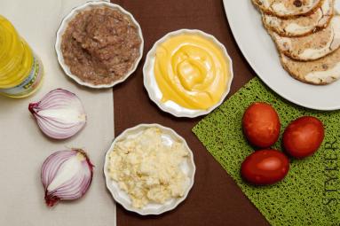 Zdjęcie - Domowe sosy do mięs: majonez, chrzan, pikantny sos cebulowy - Przepisy kulinarne ze zdjęciami