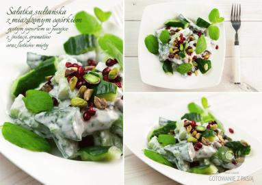 Zdjęcie - Sałatka sułtańska z miażdżonym ogórkiem, gęstym jogurtem w posypce z  pistacji, granatów oraz listków mięty - Przepisy kulinarne ze zdjęciami