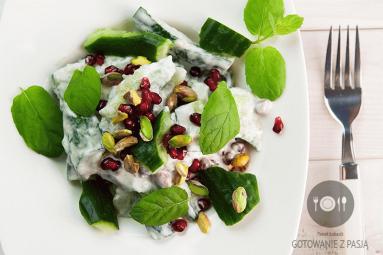 Zdjęcie - Sałatka sułtańska z miażdżonym ogórkiem, gęstym jogurtem w posypce z  pistacji, granatów oraz listków mięty - Przepisy kulinarne ze zdjęciami