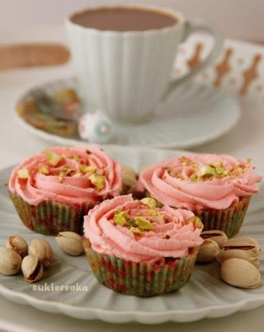 Zdjęcie - Różane babeczki z pistacjami - Przepisy kulinarne ze zdjęciami