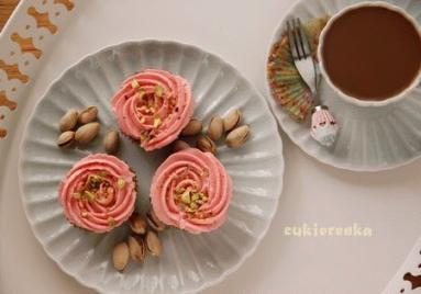 Zdjęcie - Różane babeczki z pistacjami - Przepisy kulinarne ze zdjęciami