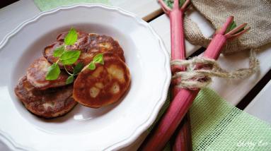 Zdjęcie - Placuszki z rabarbarem - Przepisy kulinarne ze zdjęciami