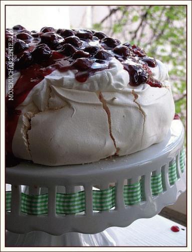 Zdjęcie - Pavlova z wiśniową frużeliną - Przepisy kulinarne ze zdjęciami