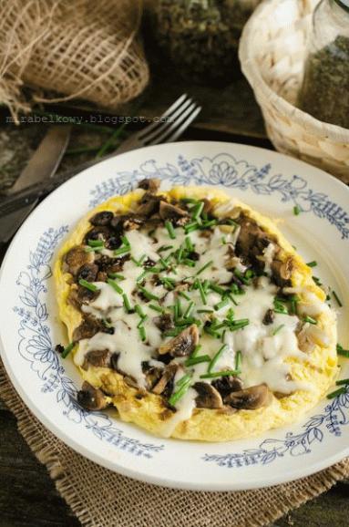 Zdjęcie - Puszysty omlet z pieczarkami - Przepisy kulinarne ze zdjęciami